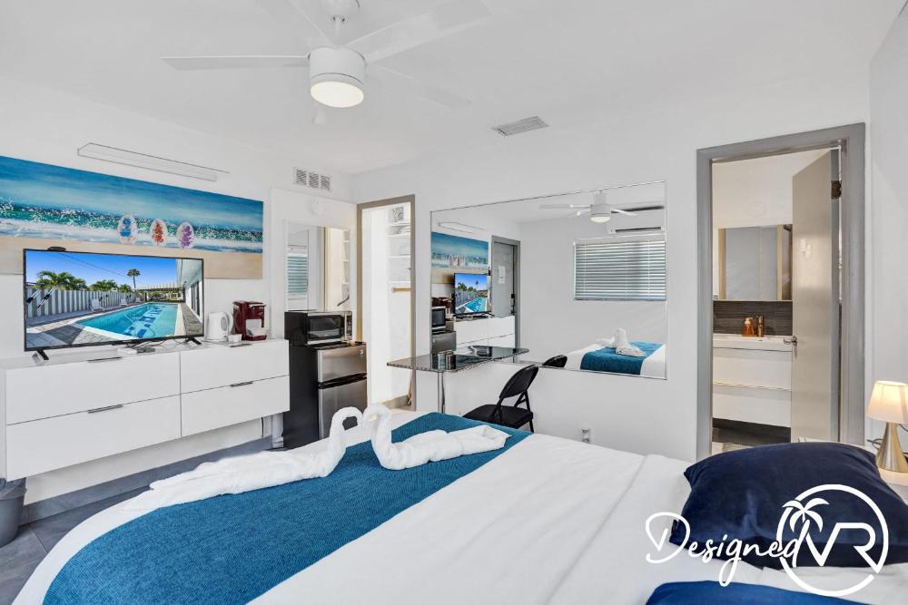 Unit D SeaI Private Room near Deerfield Beach